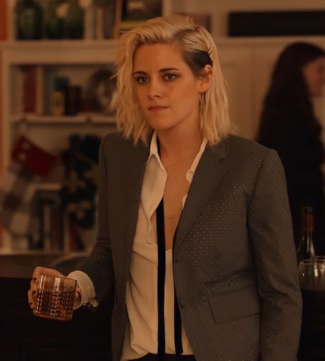 Happiest Season Clea Duvall, Happiest Season, Dark Purple Hair, Kristin Stewart, Kristen Stewart Style, Kate Mckinnon, Kristen Stewart, Wig Hairstyles, Her Hair