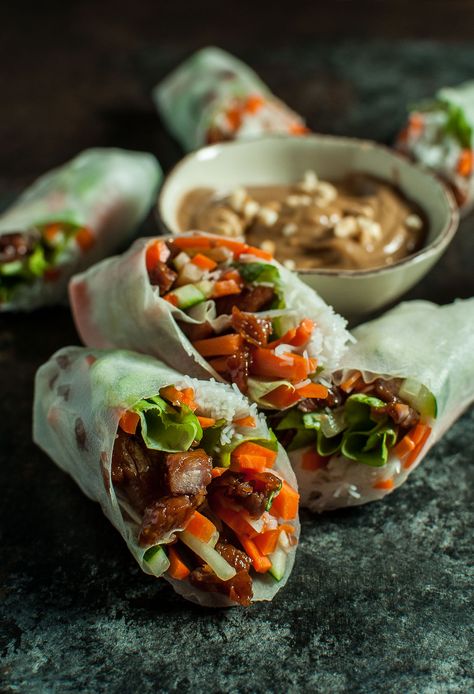 Sticky-sweet caramelized pork is complemented by crisp lettuce, carrots, and cucumber and wrapped in rice paper with vermicelli. The creamy peanut sauce makes the perfect dip for these fresh summer rolls. Pork Summer Rolls, Rice Paper Rolls Recipes, Caramelized Pork, Pork Spring Rolls, Summer Rolls Recipe, Lunchbox Kids, Rice Paper Recipes, Lunchbox Recipes, Rice Wraps