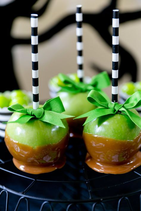 Cutest caramel apples ever! Perfect for color coordinating for Halloween and fall parties! Love black and white stripes! Kid Holiday Treats, Halloween Food Ideas For Parties, Food Ideas For Parties, Ideas For Parties, Caramel Apples Recipe, Halloween Food Ideas, Fall Parties, Halloween Decor Diy, Beetlejuice Halloween