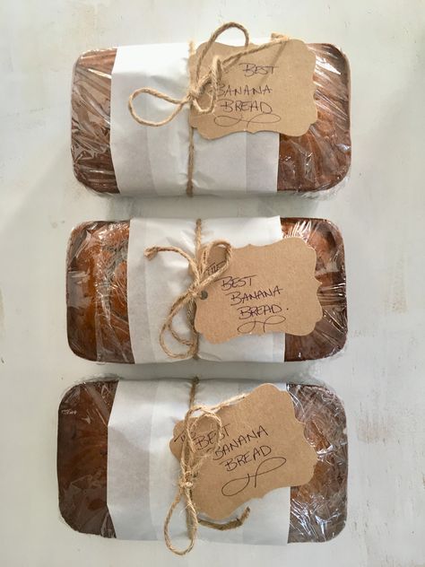 Loaf Pan Packaging Ideas, How To Package Loaf Bread, Banana Bread Slice Packaging, How To Package Bread As A Gift, Banana Bread Gift Ideas Packaging, Gifting Bread Packaging, Banana Bread Packaging Ideas, Loaf Bread Packaging, Baked Goods Packaging Ideas