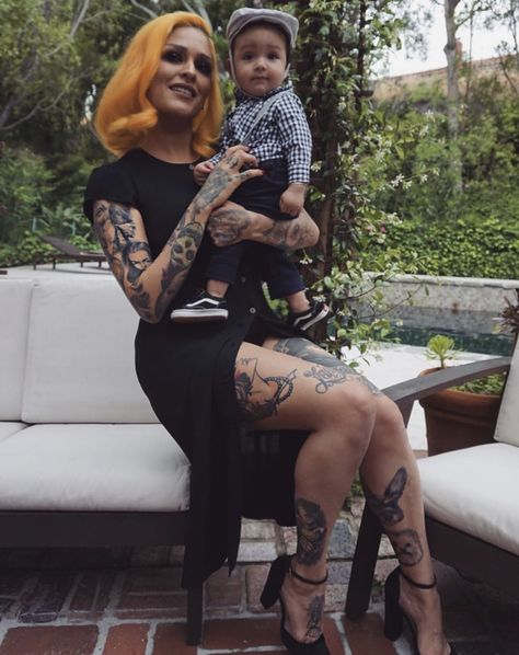 Lora Arellano, Mom With Tattoos, Tattoos Aesthetic, Mom Aesthetic, Motorcycle Artwork, Chicana Style, Mob Wives, Rockabilly Pin Up, Beauty Tattoos