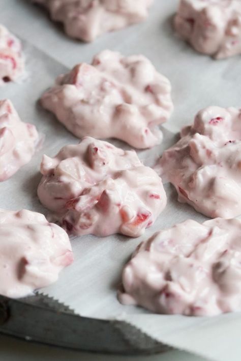 Strawberry Yogurt Clusters, Yogurt Clusters, Frozen Strawberry Recipes, Health Dessert Recipes, Clusters Recipe, Sugar Free Honey, Chocolate Clusters, Chocolate Yogurt, Honey Chocolate