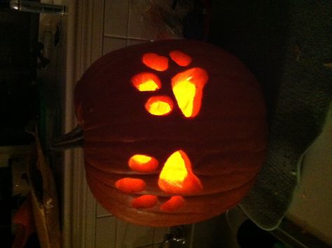 Paw print Jackolantern Dog Pumkin Ideas, Vet Pumpkin Carving Ideas, Dog Carved Pumpkin, Paw Print Pumpkin Carving, Paw Patrol Pumpkin Carving, Bulldog Pumpkin Carving, Pumpkin Carving Dog, Dog Pumpkin Carving Ideas, French Bulldog Pumpkin