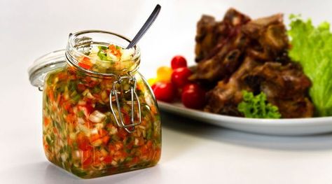 Prepará esta deliciosa salsa criolla para acompañar tus platos con la receta más fácil y rica de toda internet, con los sabores naturales de Alicante. Alicante, Tomato Salsa, Salsa, Meat, Ethnic Recipes