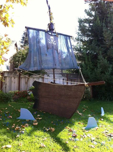 Halloween Diy Party, Pirate Ships Diy, Diy Pirate Ship, Pirate Halloween Decorations, Pirate Halloween Party, Pirate Props, Diy Pirate, Halloween Camping, Pirate Boats