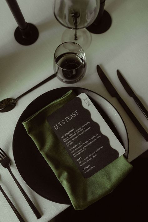 Wedding Inspiration Green, Black Wedding Table, Dark And Moody Wedding, Green Tablescape, Forest Green Wedding, Dark Green Wedding, Dark Wedding Theme, Candles Black, Olive Green Weddings