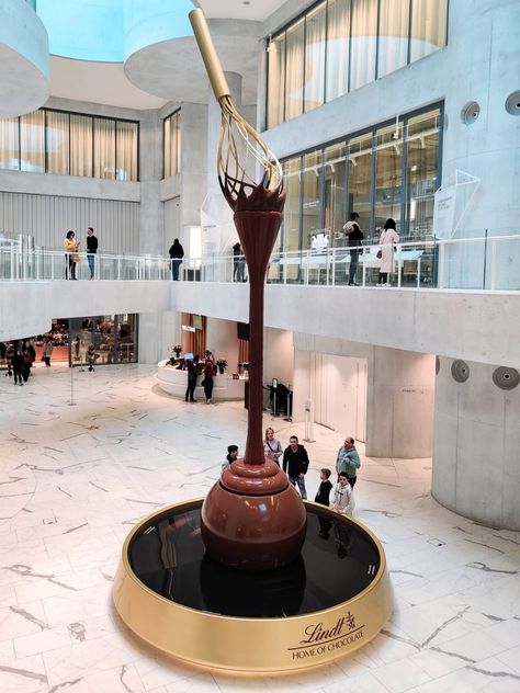 10 Best Chocolate Museums In The World Castle Wedding Cake, Chocolate Museum, History Of Chocolate, Museum Cafe, Chocolate Sculptures, Lindt Chocolate, Chocolate Company, Chocolate World, Personalized Candy