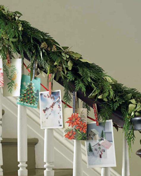 banister-card-garland Holiday Card Display, Christmas Stairs Decorations, Christmas Stairs, Christmas Card Display, Christmas Staircase, Garland Ideas, Holiday Organization, Easy Holidays Crafts, Diy Jul