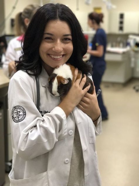 Veterinarian Career, Vet School Motivation, Vet Tech School, Vet Scrubs, Becoming A Veterinarian, Vet Tech Student, Veterinary Scrubs, Vet Technician, Vet Medicine