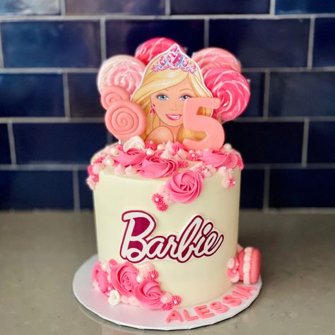 Barbie Cake Aesthetic, Small Barbie Cake, Pink Barbie Cake Birthdays, Barbie Theme Cake Ideas, Barbie Birthday Cakes For Kids, Barbie Cake Ideas Birthdays, Barbie Themed Birthday Cake, Birthday Dinner Dresses, Pink Barbie Cake