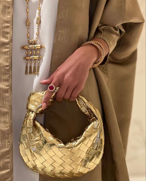 Gold Bag Outfit, Mode Abayas, Bottega Bag, Mini Jodie, Bottega Veneta Bag, Gold Purse, Oufits Casual, Tas Fashion, Gold Girl