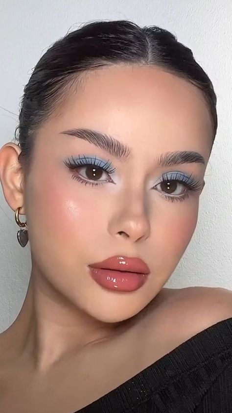 Make Up For Blue Outfit Makeup, Blue Makeup Hazel Eyes, Lipstick With Blue Eyeshadow, Makeup Blue Eyeshadow Simple, Blue Eye Makeup Outfit, Cute Simple Blue Eye Makeup, White Blue Eyeshadow, Eyeshadow For Light Blue Dress, Blue Light Makeup Looks