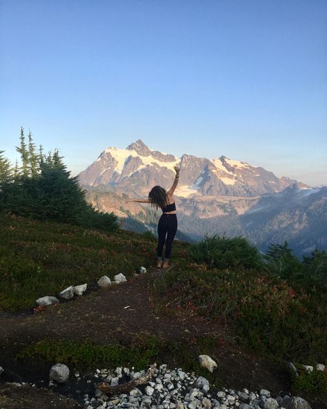 Olivia//Outdoorsy Travel | Reminder that the mountain is about to look like this 👉🏻 if you live in the PNW I highly suggest putting a fall hike on your calendar… | Instagram Autumn Washington State, Fall Hikes Washington, Pacific Northwest Hiking, Pnw Fall, Washington Hikes Pacific Northwest, Fall Hike, Fall Hiking, September 2024, Where To Go