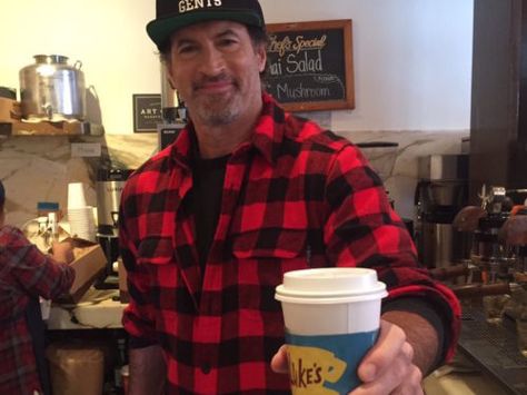 Luke himself showed up at one ~Luke’s Diners~ and it’s the best “Gilmore Girls” surprise ever Gilmore Girls Asthetics, Luke Show, Gilmore Girls Cast, Luke's Diner, Gilmore Girls Luke, Luke And Lorelai, Gilmore Guys, Scott Patterson, Luke Danes