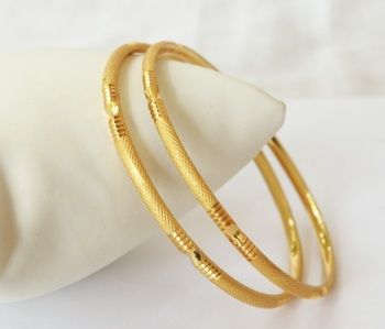 I found this beautiful design on Mirraw.com Simple Gold Bangle, Plain Gold Bangles, Gold Bangles Indian, Gold Bangles For Women, Gold Bangle Set, Gold Pendant Jewelry, Gold Plated Bangles, Jewelry Bracelets Gold, Gold Armband