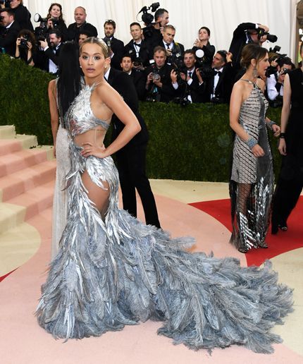 Rita Ora’s Met Gala Dress Stokes Becky Rumors  #refinery29  http://www.refinery29.com/2016/05/109801/rita-ora-dress-beyonce-met-gala-2016 Met Gala Best Dressed, Manus X Machina Fashion, Rihanna Instagram, Golden Globes 2016, Vera Wang Gowns, Gala Outfits, Met Gala Outfits, Crazy Dresses, Met Gala Dresses