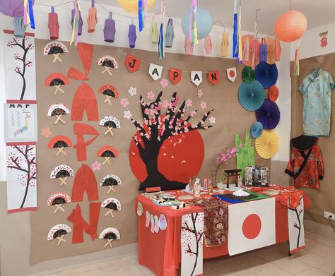 International day / cultural day decorations. Japan For Kids, International Children's Day, Photo Booth Ideas, Japan Decor, Japanese Party, Asian Crafts, Kindergarten Art Lessons, Chinese New Year Crafts, Japan Crafts