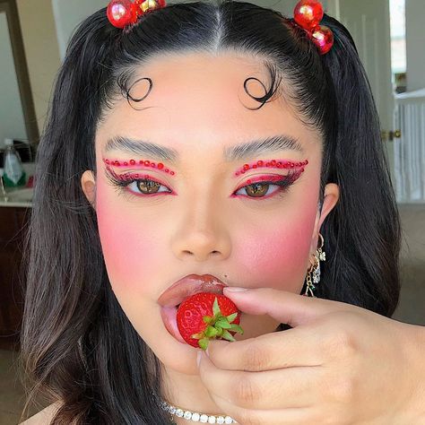 𝔖𝔱𝔢𝔫𝔦𝔢 on Instagram: “Strawberry lips🍓 Inspo: @mianjelica her looks are my favorite & I couldn’t wait to recreate this look as soon as I saw it <3 Products:…” Strawberry Lips, Gem Makeup, Rhinestone Makeup, Foto Portrait, Rave Makeup, Valentines Makeup, Red Makeup, Dope Makeup, Braut Make-up