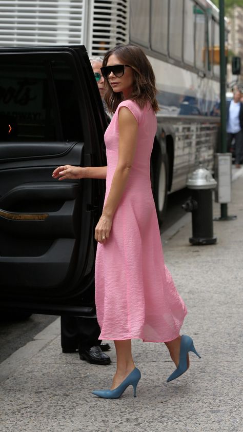 The English designer, Victoria Beckham, brought a cheery twist to a tough silhouette, the midi dress. Victoria Beckham Style Dresses, Viktoria Beckham, Forbes Women, Petite Celebrities, Beckham Style, Model Behavior, Victoria Beckham Outfits, Victoria Beckham Style, Look Rose