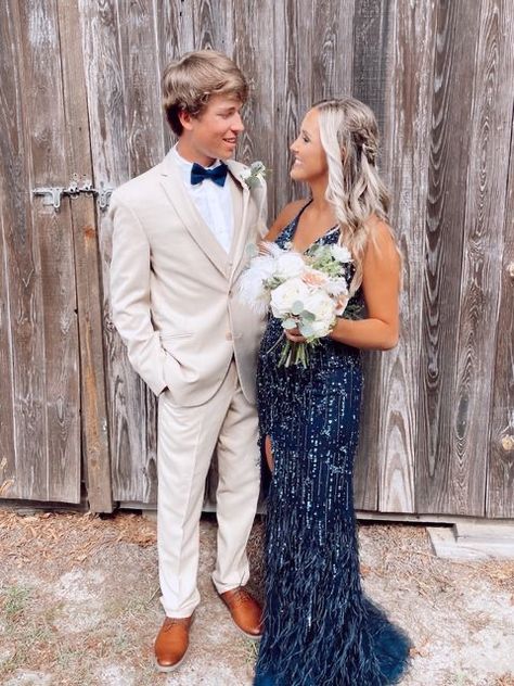 Hoco Looks Couples, Blue And Tan Prom Couple, Cool Prom Couple Outfits, Prom Date Color Ideas, Senior Prom Couples, Hoco Color Ideas, Prom Couples White Dress, Navy Blue Prom Couple Outfit, Country Prom Photos