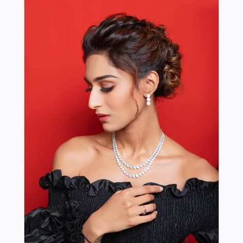 Erica Fernandes Hot, Hooked Nose, Erica Fernandes, Indian Tv Actress, Very Long Hair, Desi Beauty, Beauty Face, Hair Updos, Bun Hairstyles