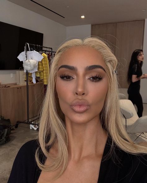 Blonde Hair Kim Kardashian, Kim K Blonde, Kim Kardashian Blonde, Kardashian Show, Kim Kardashian Makeup, Kim Kardashian Hair, Long Blonde Wig, Light Makeup Looks, How To Wear A Wig