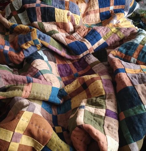 Quilt On Bed, Bed With Quilt, Hand Sewn Quilt, Fish Quilt, Diy Textiles, Start Quilting, Amish Quilts, Natural Dyeing, Textiles Techniques