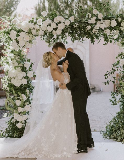 Bride And Groom First Kiss Poses, Wedding Photo First Kiss, Ceremony Kiss Pose, Wedding Ceremony Kiss Pose, First Kiss Wedding Pictures Photo Ideas, Wedding First Kiss Photo, Alter Kiss Wedding, Wedding First Kiss Pose, First Kiss Pose Wedding