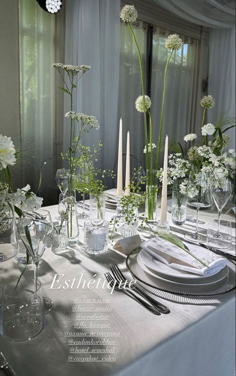 Minimalist Wedding Table Decor, Minimalist Wedding Table, Decor Tips And Tricks, Tafel Decor, Dinner Party Table, Dinner Table Setting, Minimal Wedding, Wedding Table Decor, Wedding Table Decorations