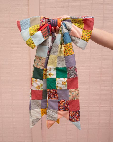 Quilted Clothes, Big Bow, Learn To Sew, Quilt Inspiration, Quilt Sewing, Sewing Inspiration, Quilting Projects, Sewing Hacks, Diy Sewing