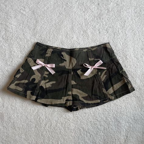 Coquette Mini Skirt, Military Skirts, Reworked Clothes, Y2k Mini Skirt, Camo Mini Skirt, Cute Coquette, Camo Skirt, Camo Outfits, Pink Bows