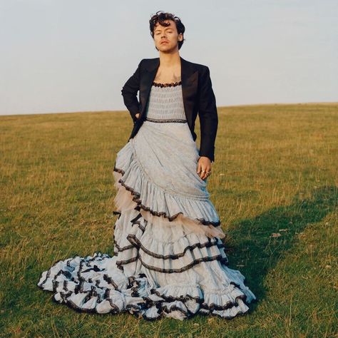 Harry Styles Dress, Harry Styles Vogue, Hary Styles, Harry Styles Update, Gender Fluid Fashion, Elijah Wood, Giovanna Battaglia, Vogue Dress, Haikou