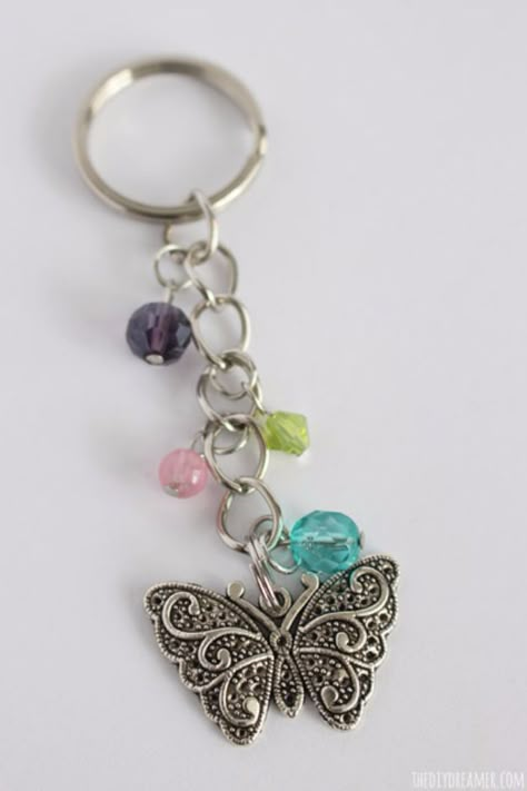 DIY Ideas With Butterflies - Butterfly Beaded Keychain - Cute and Easy DIY Projects for Butterfly Lovers - Wall and Home Decor Projects, Things To Make and Sell on Etsy - Quick Gifts to Make for Friends and Family - Homemade No Sew Projects- Fun Jewelry, Cool Clothes and Accessories #diyideas #butterflies #teencrafts Beaded Key Chains, Diy Papillon, Purse Charms Diy, ميدالية مفاتيح, Anting Manik, Butterfly Keychain, Beaded Butterfly, Keychain Craft, Handmade Butterfly