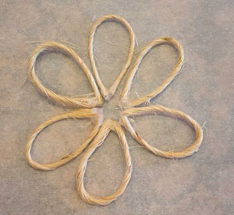 Detailed tutorial to make super easy and beautiful rustic twine flowers. #Twine #Flowers #DIY #DIYDecor #Crafts #AButterflyHouse Twine Bows Diy, Twine Art, Twine Crafts Diy, Burlap Flower Tutorial, Hessian Flowers, Twine Flowers, Jute Flowers, Twine Diy, Twine Crafts