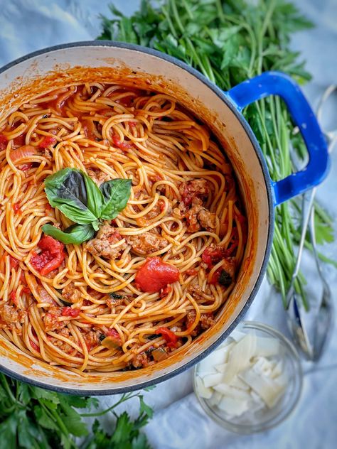 One Pot Spaghetti with Tomatoes and Sausage Sweet And Savory Steph, Sweet Savory And Steph, One Pot Spaghetti, Italian Pasta Dishes, One Pot Pasta Recipes, Italian Spices, Sweet Italian Sausage, Crockpot Recipes Beef, One Pot Dishes