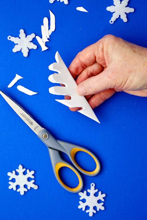 This Amazing Free & Easy Paper Snowflake Pattern Template shows you how to create beautiful cut out snowflakes. Free printable & instructions #WelcometoNanas #KidsCraft #SnowflakePattern #PaperSnowflake Snowflake Patterns Printable, Cut Out Snowflakes, Paper Snowflake Template, Snowflake Bentley, Paper Snowflake Patterns, Photo Frame Crafts, Snowflake Cutouts, Snowflake Template, Paper Snowflake