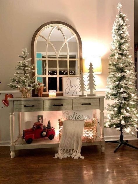 Christmas Entry, Christmas Entryway, Cozy Christmas Decor, Christmas Apartment, Christmas Decor Inspiration, Christmas Themes Decorations, Country Christmas Decorations, Christmas Decorations Living Room, Christmas Living Rooms