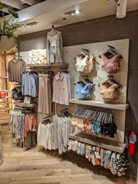 Clothe Display Ideas, Brick Wall Boutique Display, Slat Wall Boutique Display, Salon And Boutique Ideas Interior Design, Classy Boutique Decor, Boutique Focal Wall, Boutique Hat Display Ideas, Retail Hanging Display Ideas, Clothing Shop Decor