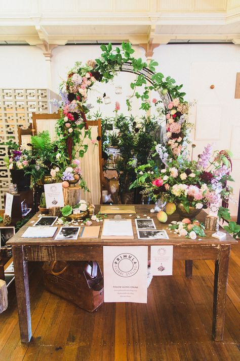 Exhibitor stand display - visual inspiration. Wedding Fair Florist Display, Florist Wedding Fair Stand, Wedding Expo Booth Ideas Florist, Wedding Expo Booth, Old Museum, Wedding Fairs, Fair Stand, Wedding Fayre, Floral Styling