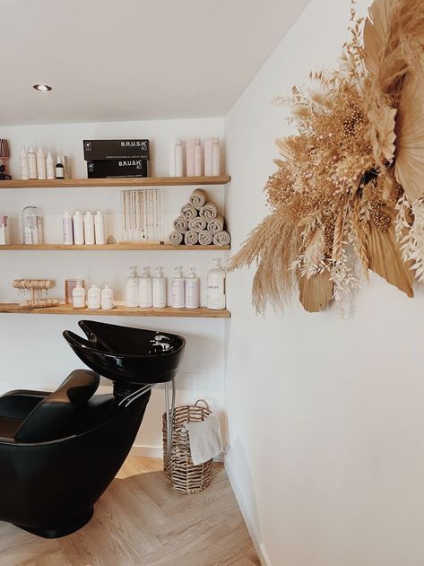 Hair Salon Vanity, Salon Room Ideas Home, Salon Snacks Bar Ideas, Scandi Salon Decor, Boho Modern Salon Decor, Spa Waiting Area Luxe, Salon Towels Storage Ideas, Neutral Modern Hair Salon, Salon Colors Ideas Paint