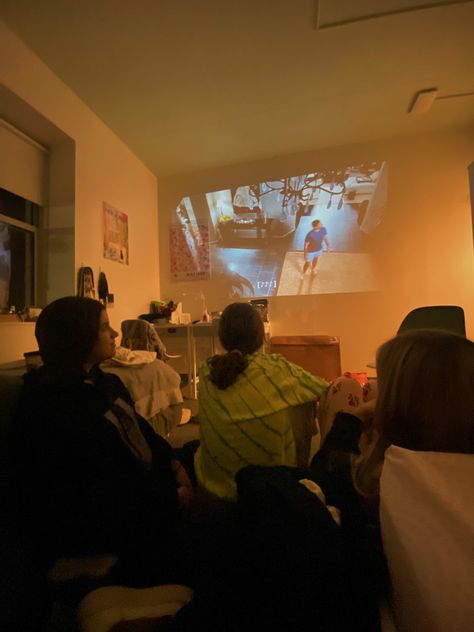 Movie Night Apartment, College Movie Night, Dorm Movie Night, Movie Nights With Friends, Friends At Home Aesthetic, Movie Projector Aesthetic, Film Night Aesthetic, Movie Night Aesthetic Friends, Movie Night Projector