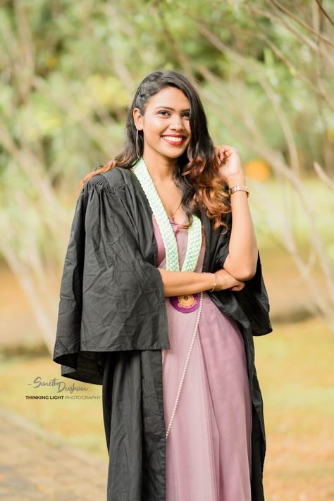 Graduation Day Poses In Saree, Saree Graduation Look, Graduation Saree Ideas, Convocation Saree Ideas, Graduation Saree, Graduation Look, Saree Ideas, Graduation Pics, Graduation Photography Poses