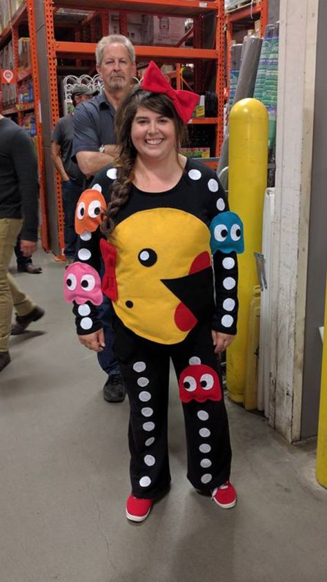 My DIY Ms. Pacman costume, inspired by a similar costume I saw on Pinterest! Halloween Adult Party Ideas, Halloween Party Themes For Adults, Halloween Adult Party, Pac Man Costume, Adult Party Ideas, Party Themes For Adults, Creative Halloween Costumes Diy, Adult Party Themes, Homemade Halloween Costumes