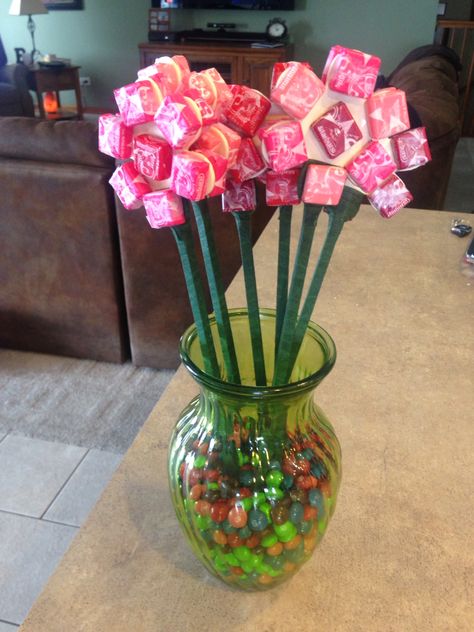 Valentine's Day Candy Bouquet:    My boyfriend always gets me flowers for Valentine's Day, so I kinda wanted to do the same for him. I thought, why not candy flowers?? So I went to the craft store bought his favorite candies (starburst sand skittles) and made these!    What you need: Wood sticks (I used 1/4x1/4 ones) Wooden flower cut outs  Green flower tape Double sided tape Candies (I used starbursts and skittles) A vase Valentines Ideas For Her, Starburst Candy, Candy Arrangements, Flowers For Valentines Day, Candy Bouquet Diy, Candy Flowers, Valentines Presents, Candy Crafts, Wood Sticks