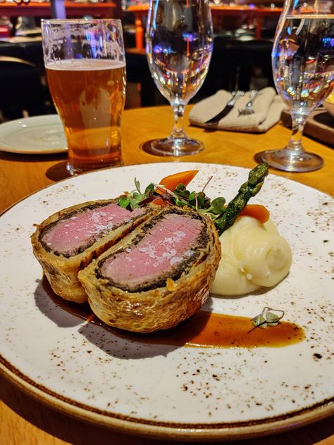 Gordon Ramsey Beef Wellington #food #meal #foods #healthyfood #keto Beef Wellington Aesthetic, Beef Wellington Plating, Gordon Ramsey Beef Wellington, Gourmet Food Presentation, Gordon Ramsay Beef Wellington, Wellington Food, Gastronomic Food, Sweet Chili Sauce Recipe, Eating Photography