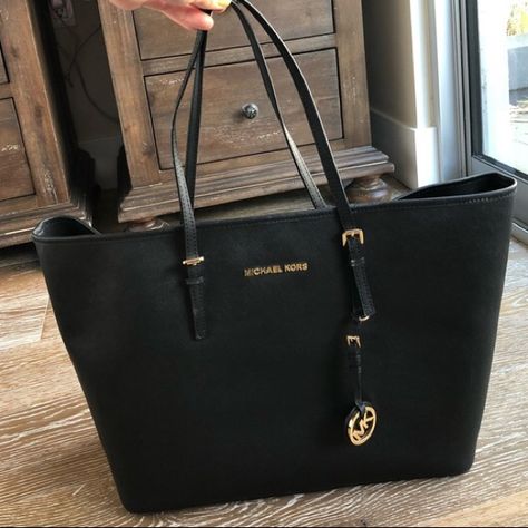 Michael Kors Handbags Aesthetic, Black Michael Kors Bag, Sac Michael Kors, Cool Bags, Michael Kors Bag Black, Luxury Tote Bags, Handbags For School, Michael Kors Tote Bags, Black Handbag