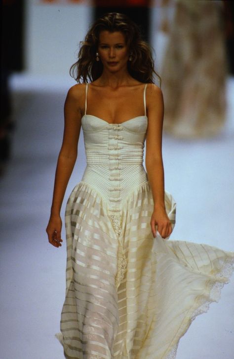 90s Runway Fashion, Runway Fashion Couture, Modern Vintage Fashion, Pink Bows, Claudia Schiffer, Fashion Styling, College Fashion, Beautiful Gowns, Vintage Dress