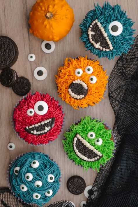 Monster Halloween Cupcakes- Grass icing tip, colored frosting, eye balls, and OREO cookies Muffin Halloween, Colored Frosting, Veselý Halloween, Plat Halloween, Tårta Design, Pasteles Halloween, Cupcakes Halloween, Postres Halloween, Bricolage Halloween