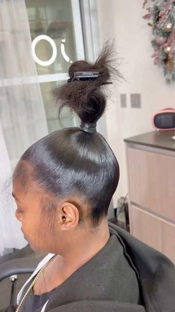 JAX BRAIDER 🐐 ONLY PAGE (JAX,FL) on Instagram: "Clean Molds 🥳🥳 • • • STYLE: High Ponytail MARCH IS COMPLETELY BOOKED JACKSONVILLE,FL 📍 NATURAL LADIES ARE WELCOME! Bookings open the 25th of each month @ 9AM (Slots go very quick) ⏰ $20 deposit required to book ✅ 1 on 1 Ponytail Classes Offered ✨ Watch my story for more post,tips & info! • • #jacksonvillehairstylist #ponytails #knotless #knotlessbraids #explore #jacksonvilleknotlessbraids #jacksonvilleponytails #jaxponytails" How To Mold Hair For A Ponytail, High Ponytail, High Ponytails, Jacksonville Fl, My Story, Ponytail Hairstyles, Book 1, Care Products, Hair Stylist