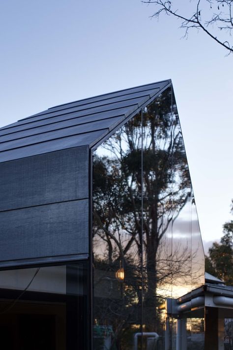 © Ben Hosking Modern Architecture Photography, Architecture Today, Swiss Chalet, Modern Architecture Design, Picture Window, Australian Architecture, Modern Architecture House, Urban Setting, Architecture Exterior